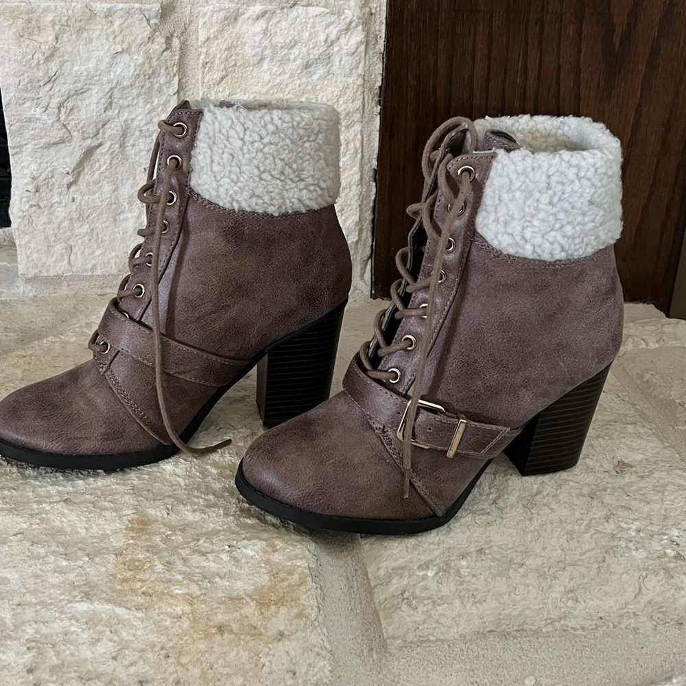 Express Womens brown lace up block heel ankle boots with faux fur Size 6